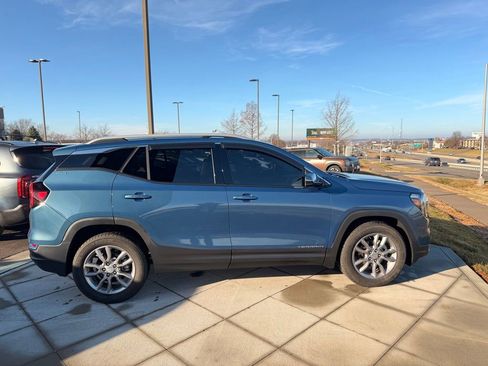 Used 2024 GMC Terrain SLT image 6