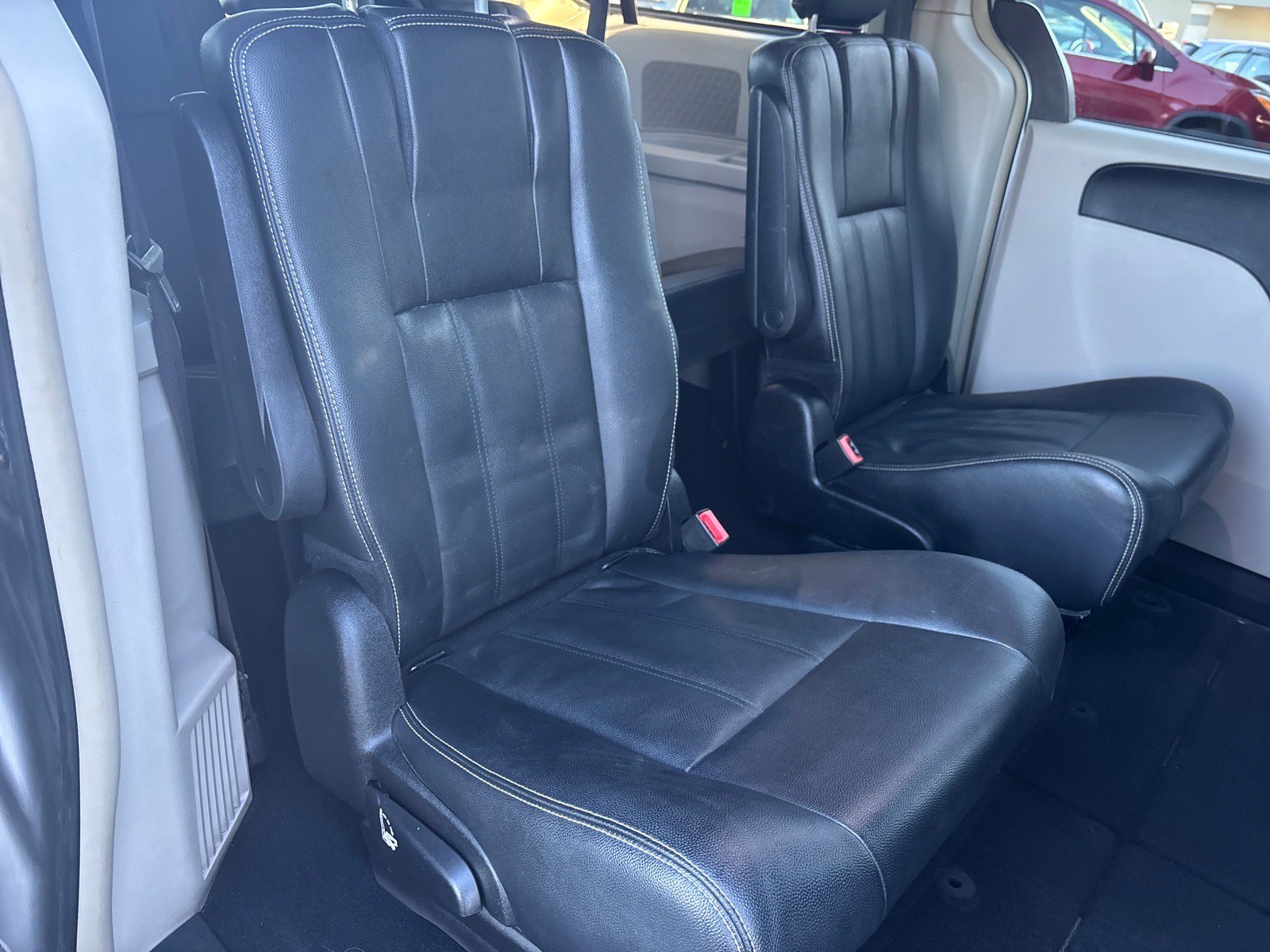 Used 2016 Chrysler Town & Country Touring FWD image 20