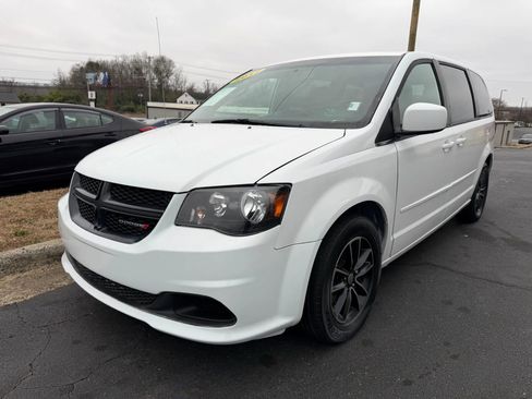 Used 2017 Dodge Grand Caravan SE image 3