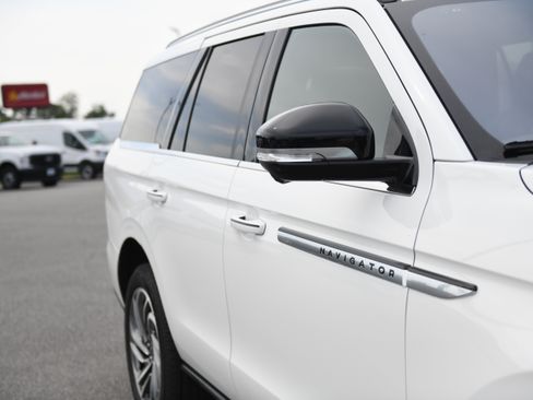 Used 2025 Lincoln Navigator Reserve AWD/4WD image 7