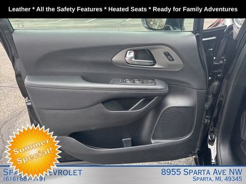 Used 2025 Chrysler Pacifica Select FWD image 9