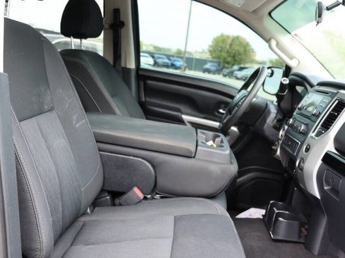 Used 2017 Nissan Titan SV image 15