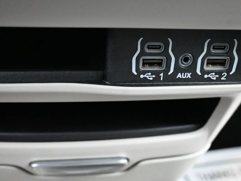 Used 2024 Chrysler Pacifica Touring-L FWD image 24