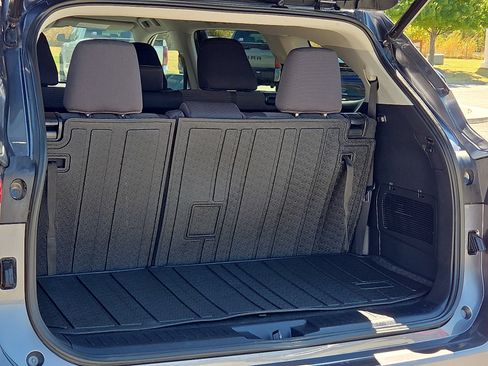 Used 2021 Toyota Highlander LE FWD image 9