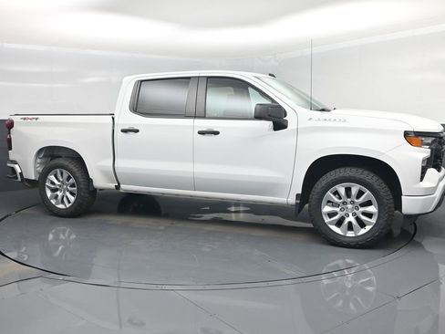 Used 2022 Chevrolet Silverado 1500 Custom image 1