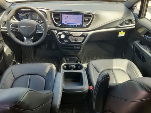 Used 2025 Chrysler Pacifica Select FWD image 11