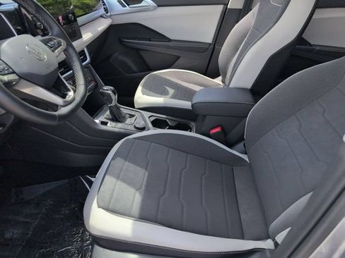 Used 2025 Volkswagen Taos SE AWD/4WD image 24