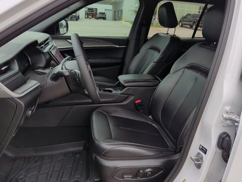 Used 2025 Jeep Grand Cherokee Limited w/ Black Appearance Package RWD image 12