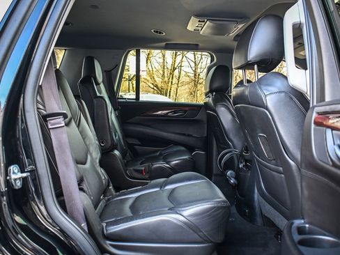 Used 2015 Cadillac Escalade Premium image 16