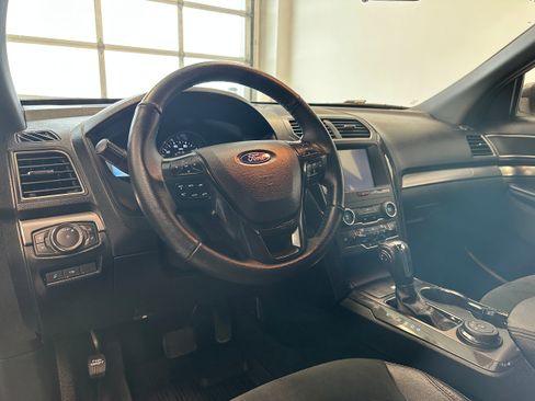 Used 2018 Ford Explorer XLT w/ Equipment Group 202A image 10