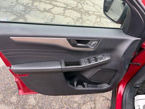 Used 2022 Ford Escape SE w/ SE Sport Appearance Package image 11