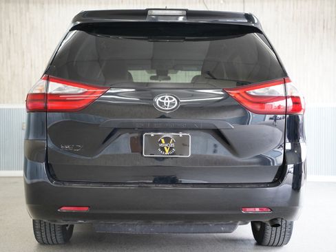 Used 2020 Toyota Sienna L image 9