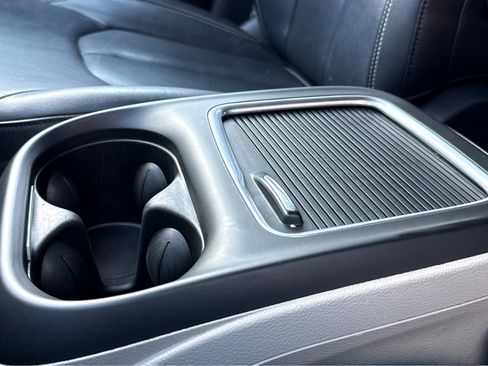 Used 2022 Chrysler Pacifica Touring-L image 8