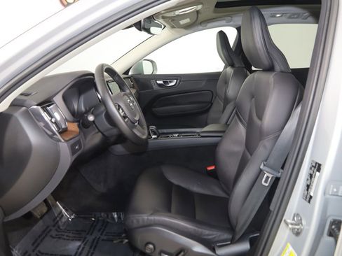 Used 2023 Volvo XC60 B5 Plus image 12