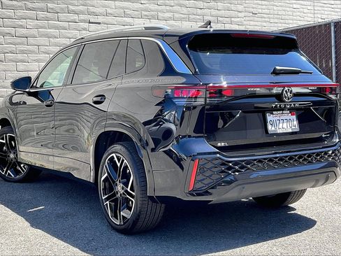 Certified 2025 Volkswagen Tiguan SEL R-Line AWD/4WD image 10