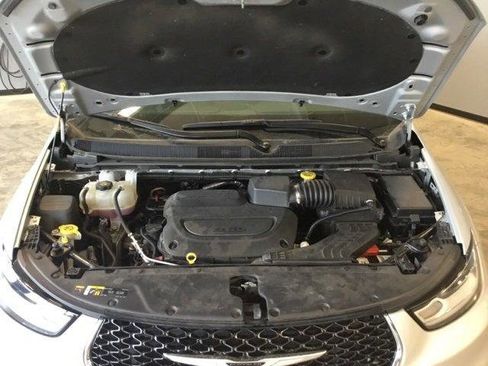 Certified 2024 Chrysler Pacifica Touring-L image 36