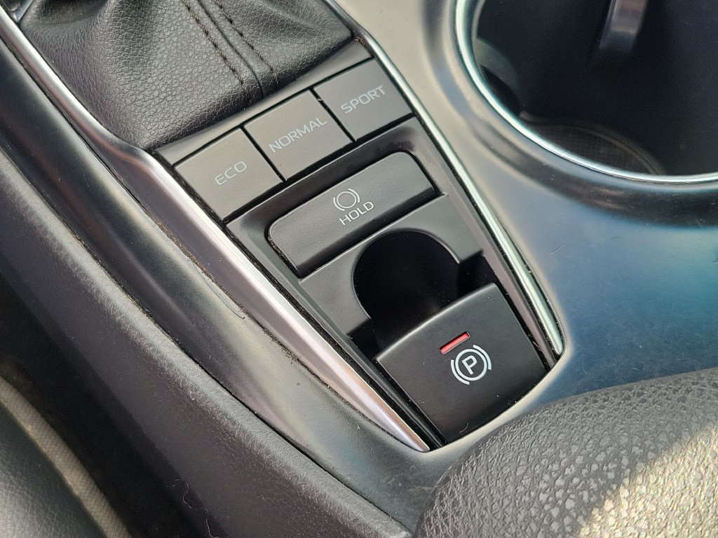 Used 2020 Toyota Camry XLE w/ Navigation Package FWD image 27