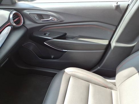 Used 2024 Chevrolet Trax RS w/ Sunroof Package FWD image 34