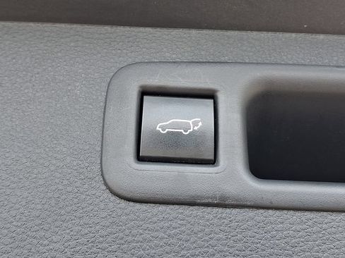 Used 2023 Toyota Highlander LE AWD/4WD image 31