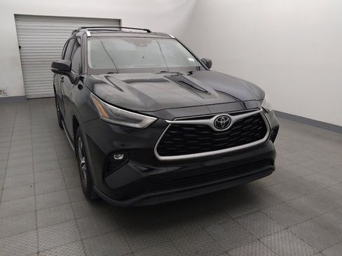 Used 2021 Toyota Highlander XLE FWD image 13