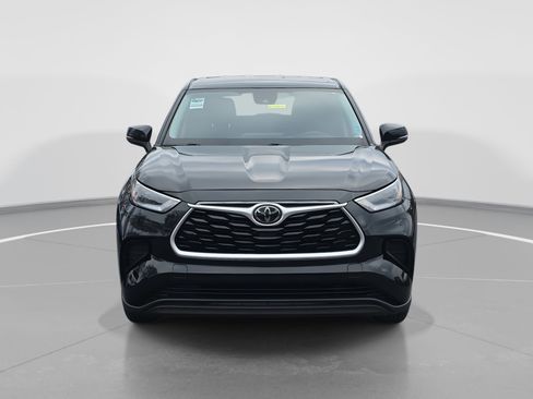 Used 2021 Toyota Highlander L image 2