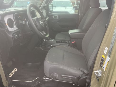 Used 2025 Jeep Gladiator Sport image 16