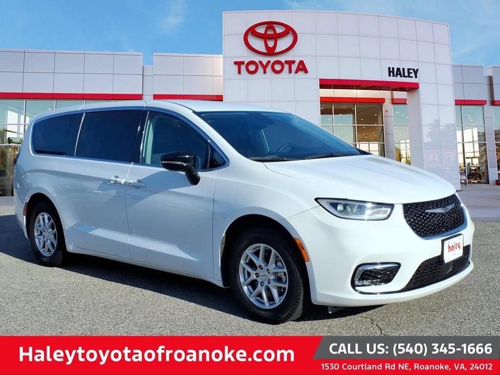 Used 2024 Chrysler Pacifica Touring-L FWD image 1