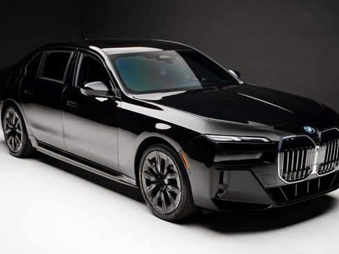 Used 2024 BMW i7 eDrive50 w/ M Sport Package image 41