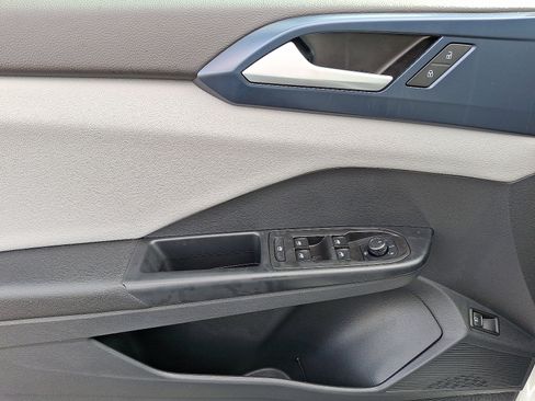 Used 2023 Volkswagen Taos SE w/ Black Wheel Package image 12