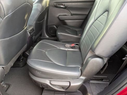 Used 2022 Toyota Highlander XLE image 29