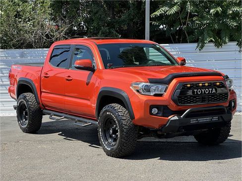 Used 2017 Toyota Tacoma TRD Off-Road w/ Premium & Technology Package AWD/4WD image 8