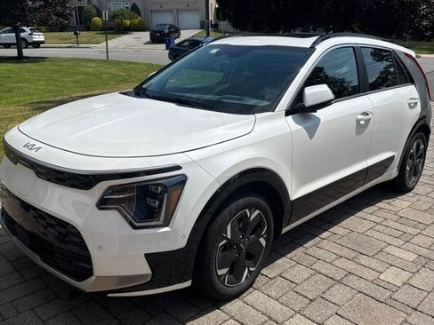 Certified 2023 Kia Niro Wave FWD image 2