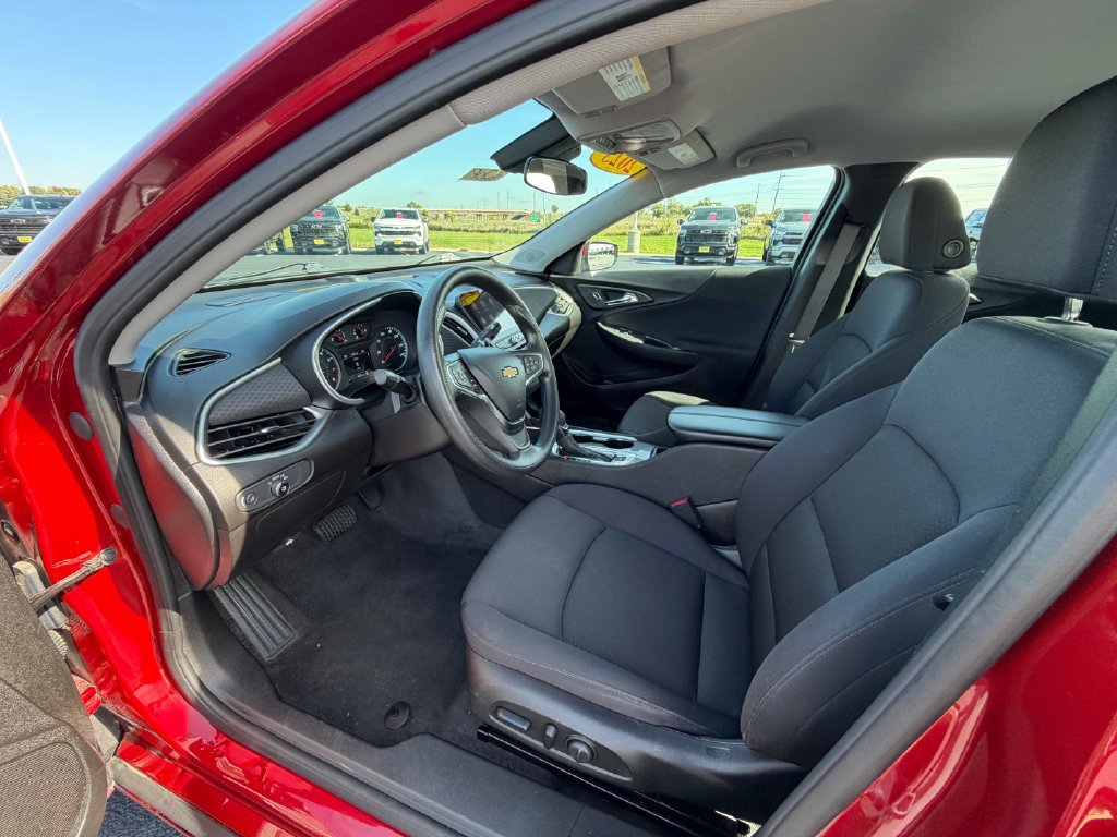 Used 2025 Chevrolet Malibu LT FWD image 17