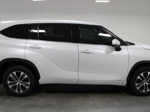 Used 2022 Toyota Highlander XLE image 11