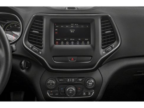 Certified 2019 Jeep Cherokee Latitude Plus w/ Comfort/Convenience Group FWD image 7