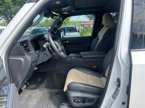 Used 2024 Lexus GX 550 AWD/4WD image 9