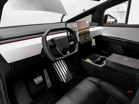 Used 2024 Tesla Cybertruck AWD Crew Cab image 4