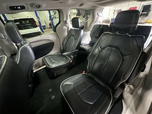 Used 2022 Chrysler Pacifica Limited AWD/4WD image 30