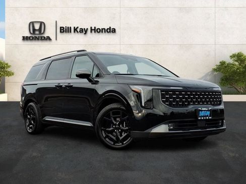 Used 2025 Kia Carnival SX Prestige image 1