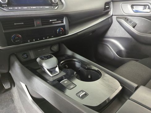 Used 2024 Nissan Rogue SV FWD image 19