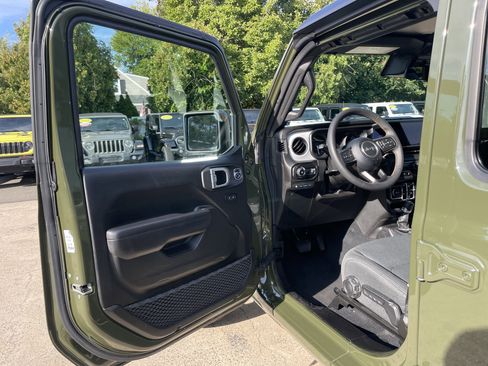 Used 2024 Jeep Wrangler Sport S image 27