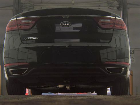 Used 2017 Kia Cadenza Premium w/ Luxury Package FWD image 7