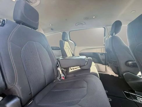 Used 2017 Chrysler Pacifica Touring FWD image 15