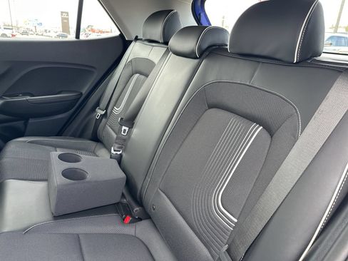 Used 2023 Hyundai Venue Limited FWD image 16