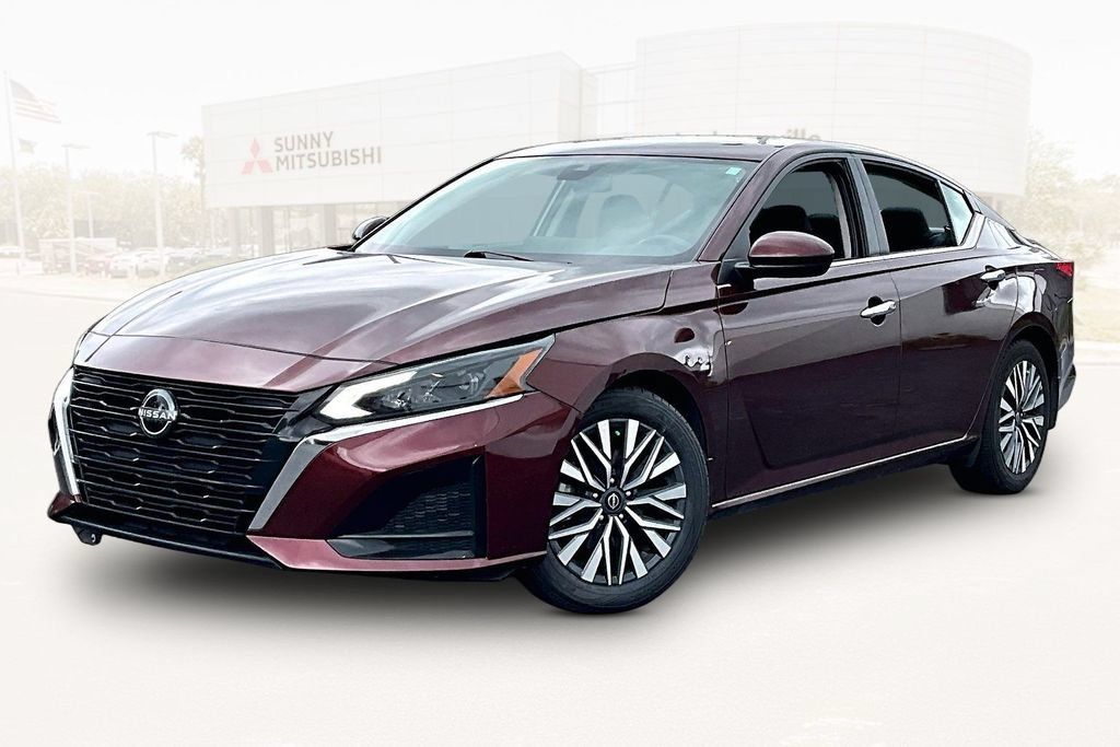 Used 2024 Nissan Altima 2.5 SV w/ SV Premium Package FWD image 1