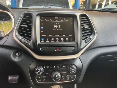 Used 2015 Jeep Cherokee Latitude w/ Comfort/Convenience Group AWD/4WD image 14