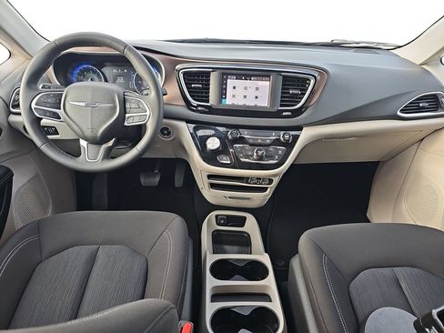 Used 2024 Chrysler Voyager LX FWD image 9