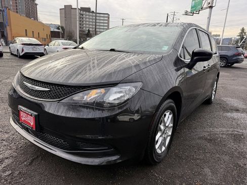 Used 2023 Chrysler Voyager LX image 4