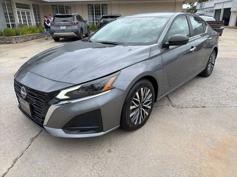 Used 2024 Nissan Altima 2.5 SV image 2