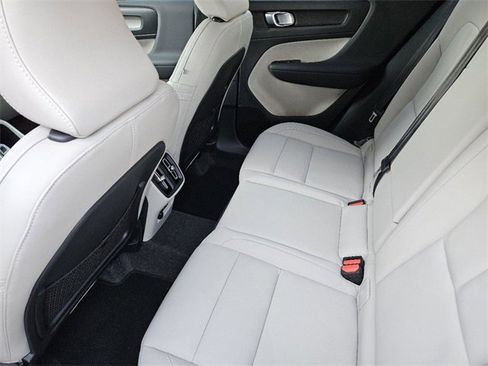 Certified 2025 Volvo XC40 B5 Ultra w/ Climate Package image 31